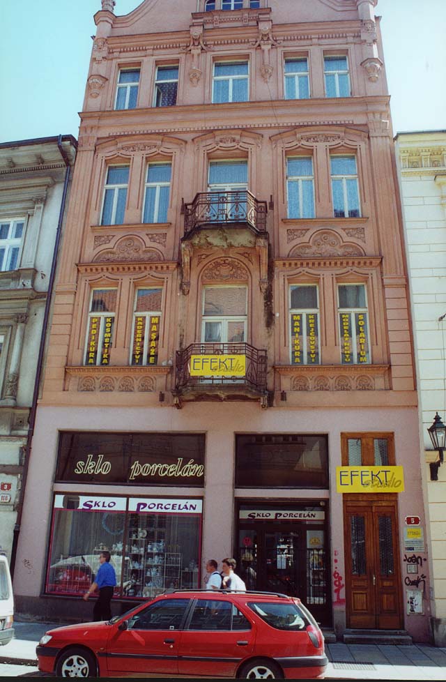 Pohled na celý dům, stav k 1.7.2001, foceno z chodníku o Plzeňská banky 